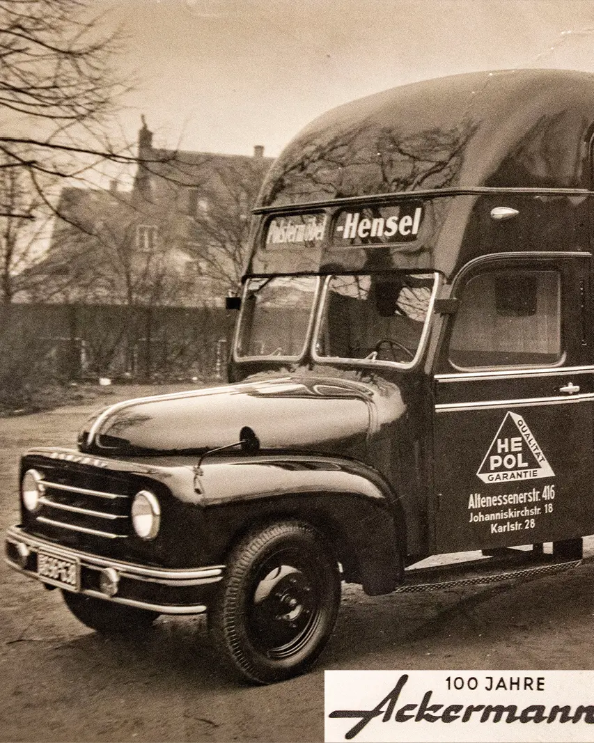 Alter Lieferwagen mit Aufschrift Polstermöbel Hubert Hensel und Essen Altenessen steht auf Straße vor Gebäuden